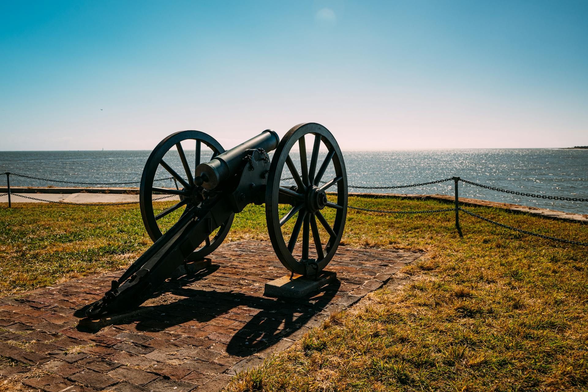 Iron cannon facing the seaside.