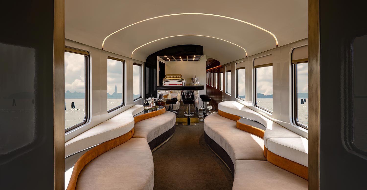 Lounge bar car